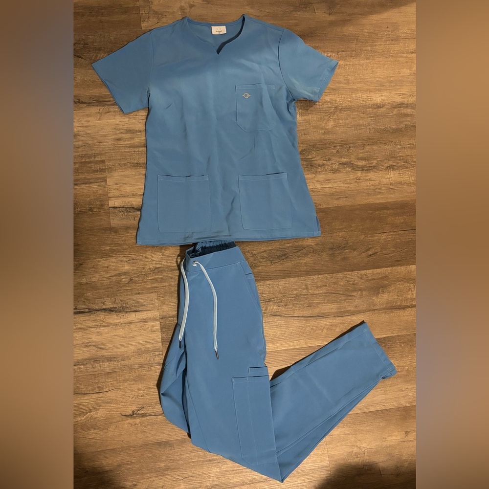 Luuna Scrubs Set